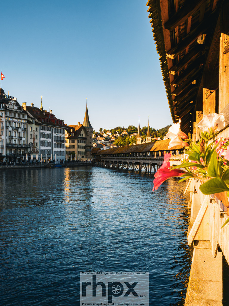 Kapellbrücke und Wasserturm Luzern im goldenen Abendlicht | Stimmungsvolle Fotokunst aus Luzern. Erlebe den Pilatus, den See und die Stadt Luzern in exklusiven Aufnahmen in der Fotogalerie & Shop. - Realized with Pictrs.com