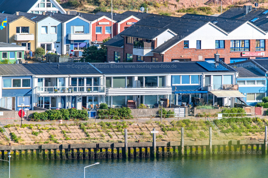 Helgoland Binnenhafen Appartments Hobbjes_ELS_2379030818 | Helgoland - Aufnahmedatum: 31.07.2018, Aufnahmehöhe:  m, Koordinaten:  - , Bildgröße: 8023 x  5349 Pixel - Copyright 2018 by Martin Elsen, Kontakt: Tel.: +49 157 74581206, E-Mail: info@schoenes-foto.deSchlagwörter:Schleswig-Holstein,Landkreis Pinneberg,Düne,Hochseeinsel,Börteboote,Meer,Küste,Halunder,Oberland,Unterland,Strand,Seehunde,Robben,Lange Anna,Felsen,Roter Felsen,Luftbild,Luftbilder,Bastölpel - Realisiert mit Pictrs.com