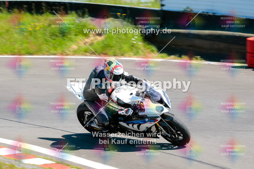 Moto-TeamOBK-21853 | Hier findet Ihr Bilder von Touristenfahrten auf der Nürburgring Nordschleife oder von anderen Veranstaltungen die ich besucht habe. Viel Spass beim Durch Schauen 