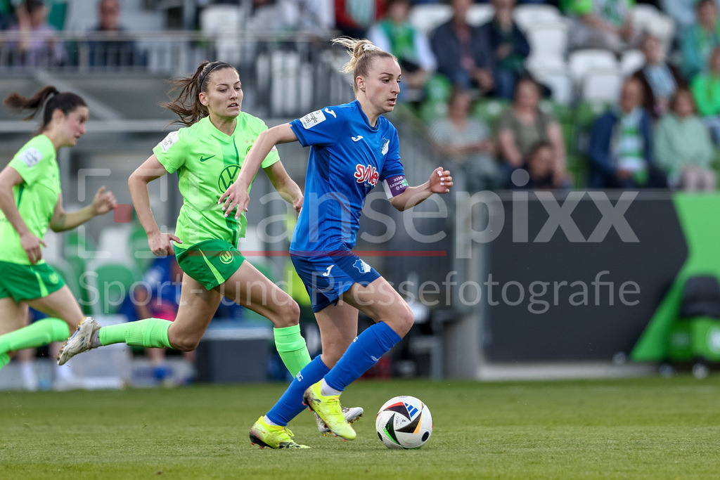 Fussball, Google Pixel Frauen-Bundesliga, VfL Wolfsburg - TSG 1899 Hoffenheim | v.li.: Joelle Wedemeyer (VfL Wolfsburg, 24) und Vanessa Diehm (TSG 1899 Hoffenheim, 32) im Laufduell, Zweikampf, Duell, Dynamik, Aktion, Action, Spielszene, DIE DFB-RICHTLINIEN UNTERSAGEN JEGLICHE NUTZUNG VON FOTOS ALS SEQUENZBILDER UND/ODER VIDEOÄHNLICHE FOTOSTRECKEN. DFB REGULATIONS PROHIBIT ANY USE OF PHOTOGRAPHS AS IMAGE SEQUENCES AND/OR QUASI-VIDEO.
