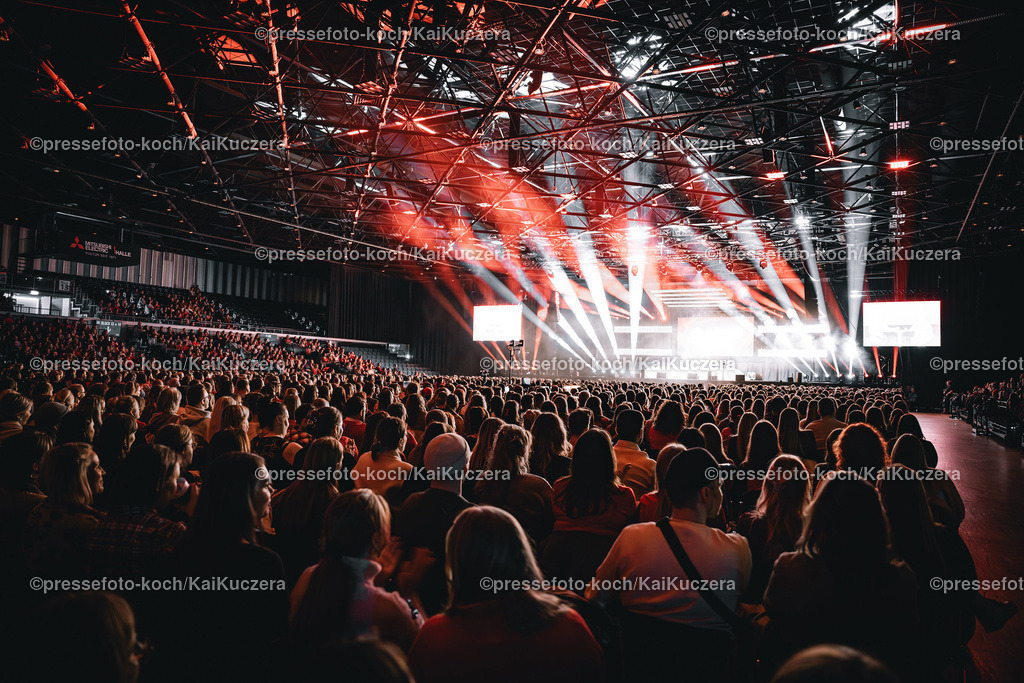 KKU16112401017 | 16.11.2024, xkkux, Düsseldorf, Mitsubishi Electric HALLE, Die Influencer Niklas van Lipzig und David Martin vom Podcast "Arm aber Sexy" performen bei ihrer Show dudes. LIVE UNCUT 2024