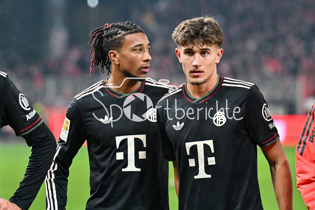 1. FC Union Berlin - FC Bayern München | BERLIN, DEUTSCHLAND - 8. NOVEMBER: nach der Partie bedanken sich die Spieler des FCB bei den mitgereisten Fans - Michael OLISE (FC Bayern Munich 17), TOM BISCHOF (FC Bayern Munich 20) - während dem Bundesligamatch zwischen dem 1. FC Union Berlin und dem FC Bayern München am 10. Spieltag im Stadion an der alten Försterei am 8. November 2025 in Berlin, Germany / DFL REGULATIONS PROHIBIT ANY USE OF PHOTOGRAPHS AS IMAGE SEQUENCES AND/OR QUASI-VIDEO