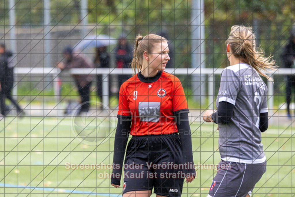 20251005_124704_0571 | #,1.Göppinger SV (rot) vs. SGM Aufhausen/Nellingen (grau), Fußball, Frauen-Regionenliga 3 - WfV, 04. Spieltag, Saison 2025/2026, Kunstrasenplatz Nord, Hohenstaufenstr. 116, 73033 Göppingen, 05.10.2025 - 11:00 Uhr,Foto: PhotoPeet-Sportfotografie/Peter Harich
