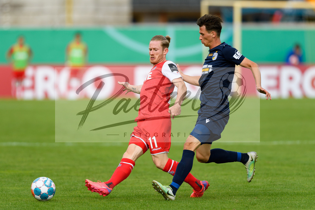 JENKOE20210808_038 | Fussball, Herren: Florian Kainz (1. FC Koeln) und Maximilian Wolfram (FC Carl Zeiss Jena) im Zweikampf beim Spiel der 1. Runde im DFB-Pokal zwischen FC Carl Zeiss Jena und 1. FC Koeln im Ernst-Abbe-Sportfeld am 08.08.2021 in Jena, Deutschland.DFB / DFL REGULATIONS PROHIBIT ANY USE OF PHOTOGRAPHS AS IMAGE SEQUENCES AND/OR QUASI-VIDEO. - Realisiert mit Pictrs.com