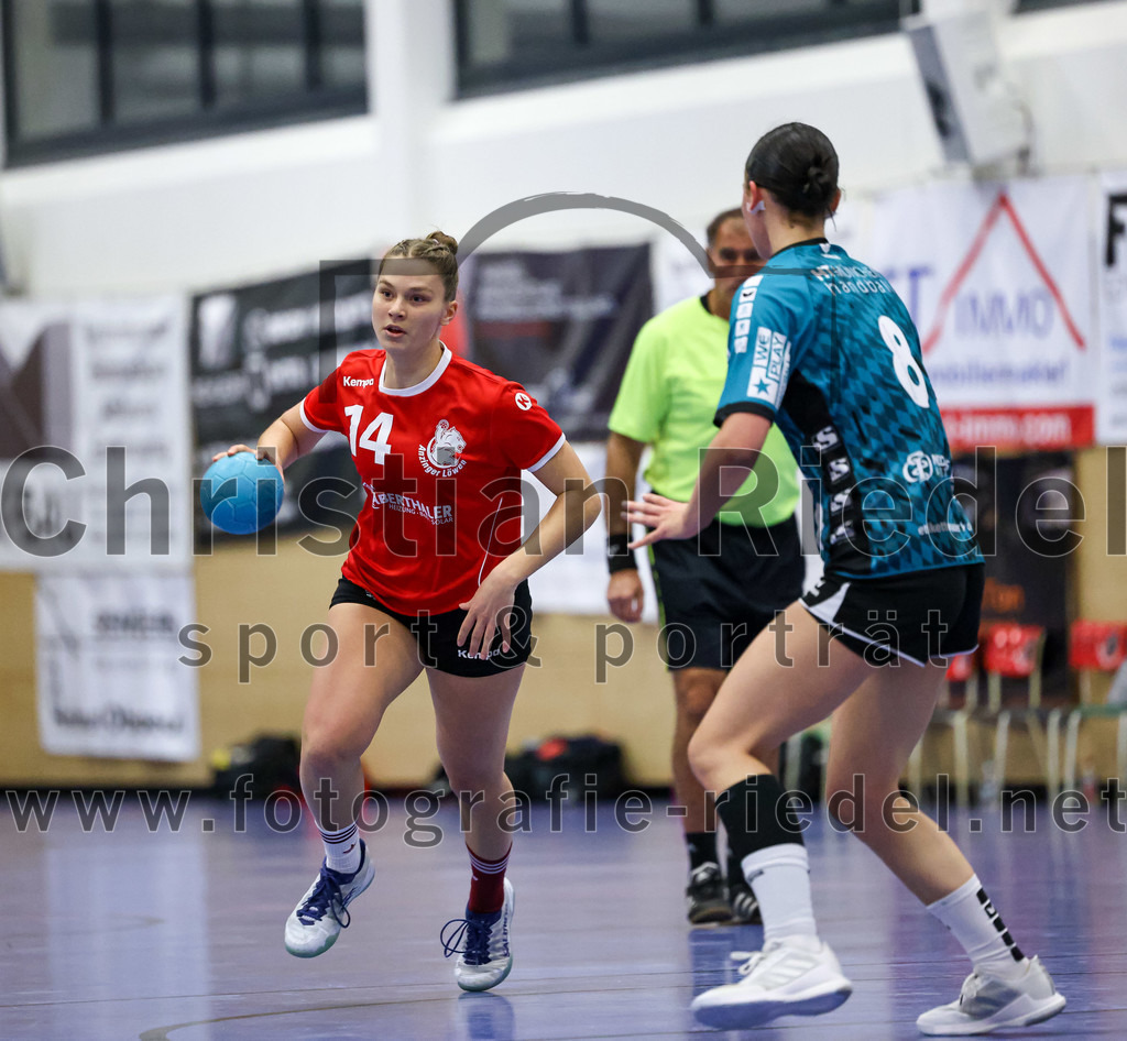 2022-11-27_060_SV_Anzing_gegen_HT_Muenchen_II | Anzing, Deutschland, 27.11.2022:
Handball, Bezirksliga 2022 / 2023, 7. Spieltag, SV Anzing gegen HT München II, Endergebnis: 28:32

Elena Holzmann (SV Anzing, #14), Helena Dannheim (HT München, #8)

Foto: Christian Riedel / fotografie-riedel.net