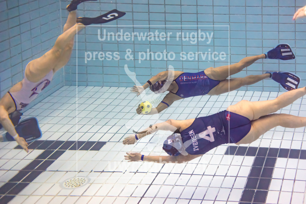 24. - 26.11.2023: Unterwasser-Rugby Champions Cup 2023  | Damen-Spiel: Amager Uv-Rugby (Dänemark) in blau gegen Black Mermaids (Schweden) in weiß. - Realisiert mit Pictrs.com