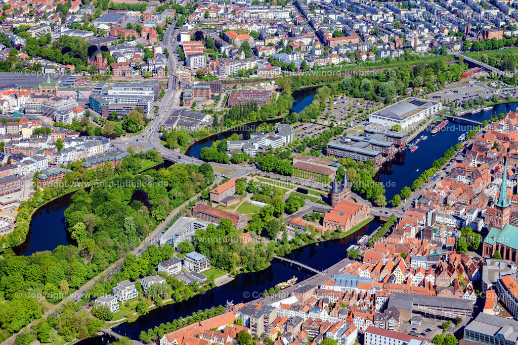 Lübeck_Holstentor_Altstadt_ELS_3644150522 | LüBECK 15.05.2022 Blick auf das Holstentor in der Innenstadt des Altstadt - Zentrums zwischen den Uferbereichen des Stadtgraben und der Trave am Holstentorplatz in Lübeck im Bundesland Schleswig-Holstein. // Holsten Gate in the city center of the old town - center of Luebeck in Schleswig-Holstein. Foto: Martin Elsen