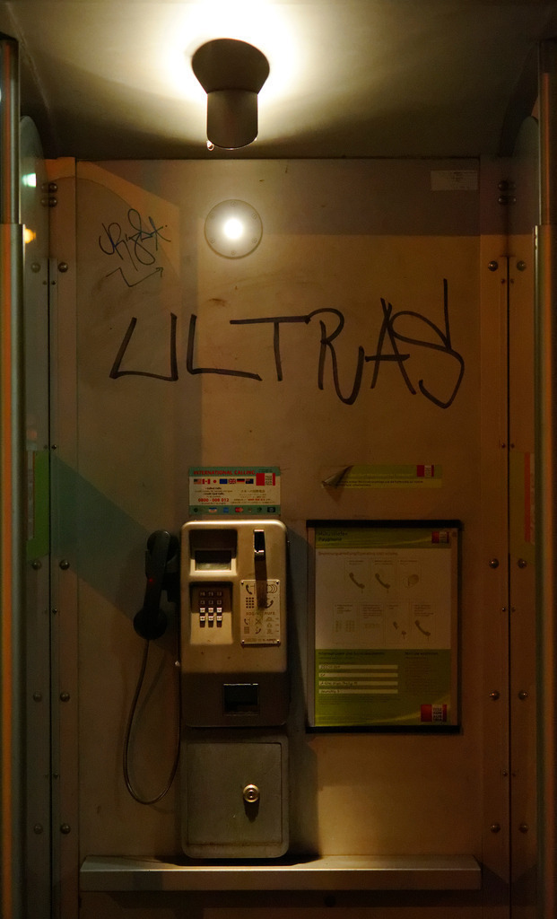 Telefonzelle in der Nacht | Wien, Austria - October 21, 2011: Telefonzelle in der Nacht. - Realisiert mit Pictrs.com