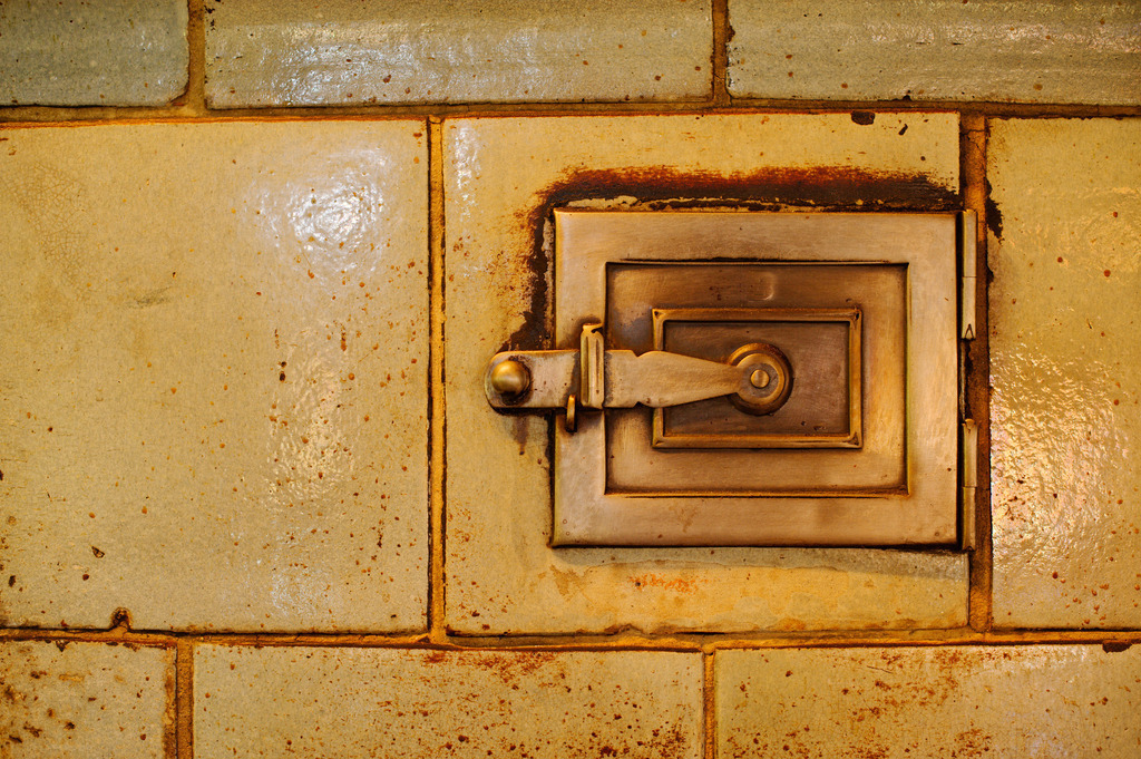 Holzofen in der Küche | Großklein, Austria - August 25, 2012: Buschenschank Wölfl;  Holzofentüre in der Küche. - Realisiert mit Pictrs.com