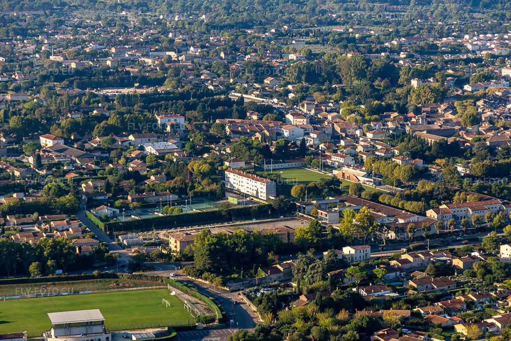 Vue aérienne: Stade de la Petite Crau à le quartier Partie Nord Est in Saint-Rémy-de-Provence dans le département Bouches du Rhône, France. Photo: IMG_129614.jpg prise le 23/09/2021 par Werner Riehm/FLY-FOTO.euRésolution de l'original: 5472 x 3648 px