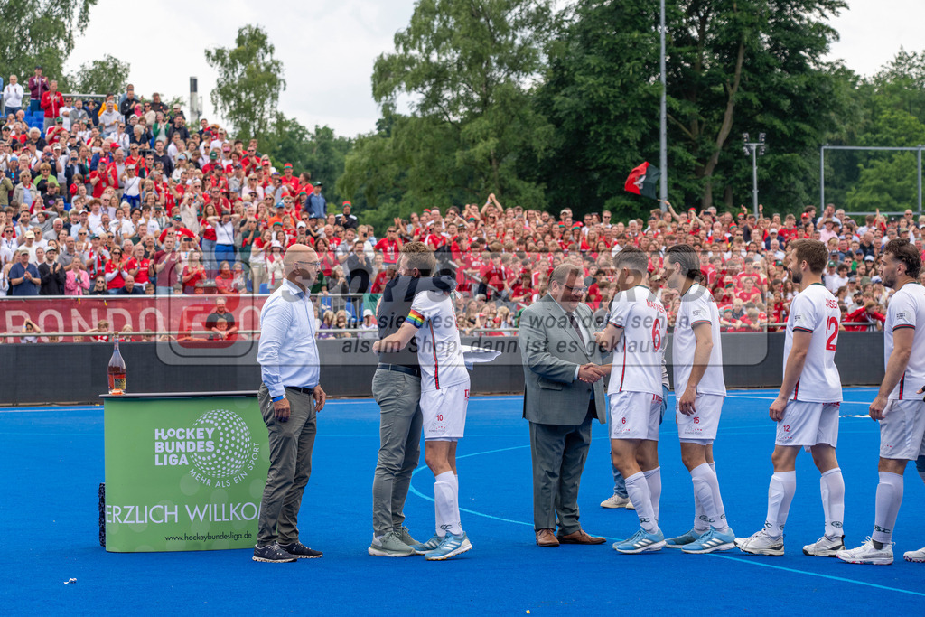 Final4_20250601-1528-HK108807 | Krefeld, Deutschland, 01.06.2025:  Feldhockey Final4 2025 – „Deutsche Feldhockey-Meisterschaften 2025“ Crefelder HTC - Rot-Weiss Köln (Finale Herren) im Gerd-Wellen-Hockeyanlage am 01.06.2025 in Krefeld, Deutschland. (Foto von Kramhöller/Fehrmann/Kaste)Krefeld, Germany, 01.06.2025: Feldhockey Final4 2025 – „Deutsche Feldhockey-Meisterschaften 2025“ Harvestehuder HTC - Düsseldorfer HC (Finale Damen) in Gerd-Wellen-Hockeyanlage at 01.06.2025 in Krefeld, Deutschland. (Foto from Kramhöller/Fehrmann/Kaste)