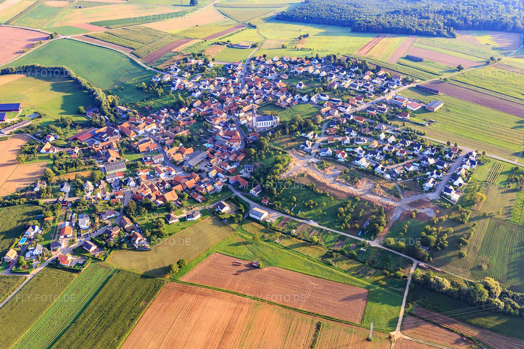 Luftbild: Ortsansicht von Nordosten in Uhlwiller im Bundesland Bas-Rhin in Frankreich. – Foto: IMG_138067.jpg vom 19.08.2023 durch Werner Riehm/FLY-FOTO.de – Auflösung des Originals: 4973 x 3315 px