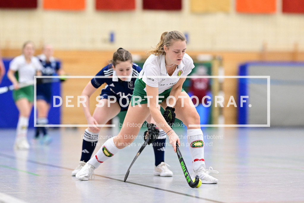 Hockey I Frauen I Saison 2023-2024 I 2. Bundesliga I TG Heimfeld - Hamburger Polo Club I 18.02.2024 I 32974 | Rike Dreeßen (6, TG Heimfeld) hinter Nora Amme (9, Hamburger Polo Club) - Realisiert mit Pictrs.com