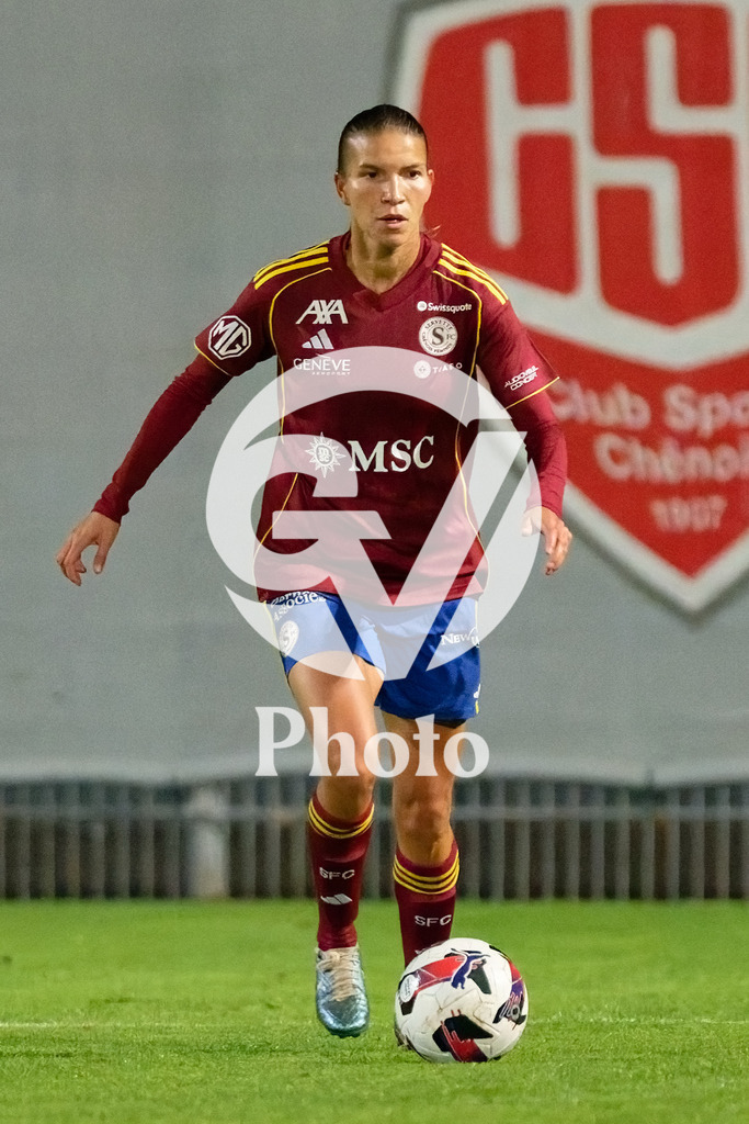 DZ9_5071_c | Switzerland: AXA Womens Super League 2025/26, Servette FC Chenois Feminin vs FC Aarau Frauen - Stade des Trois-Chene, Chene-Bourge: Yenifer Gimenez Gamboa (5 Servette FC Chenois Feminin) goes forward (action) 