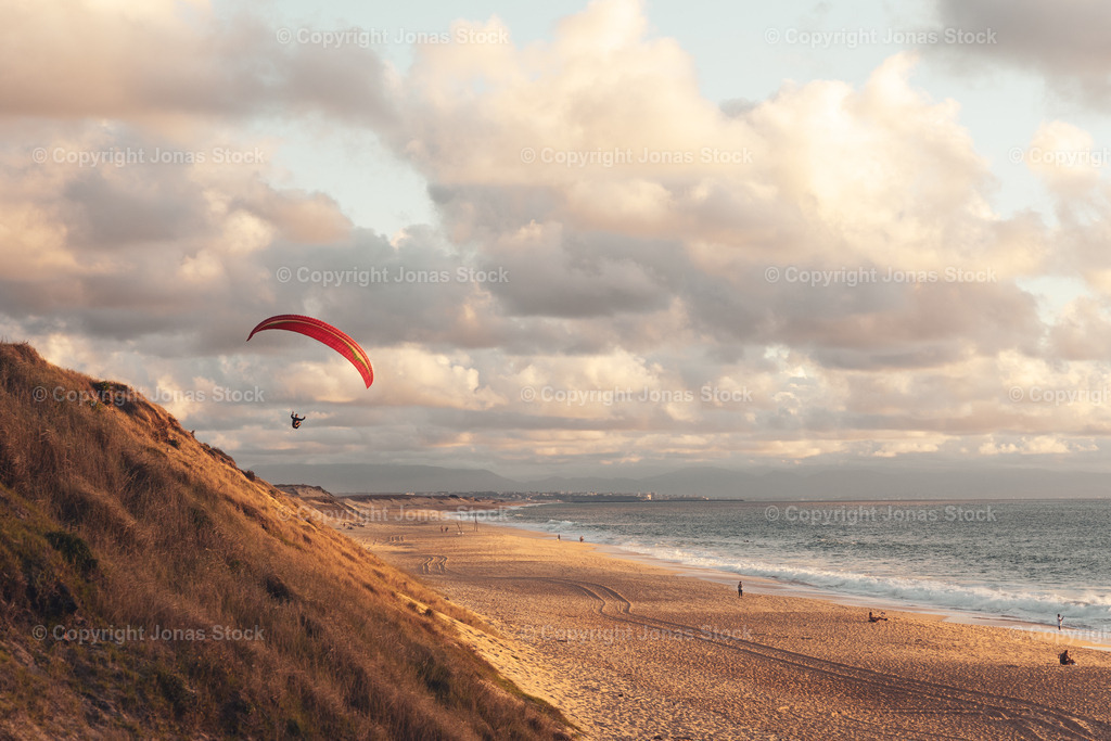 Paragliding in Paradise | A Paraglider enjoying the last sunlight in France.  - Realisiert mit Pictrs.com