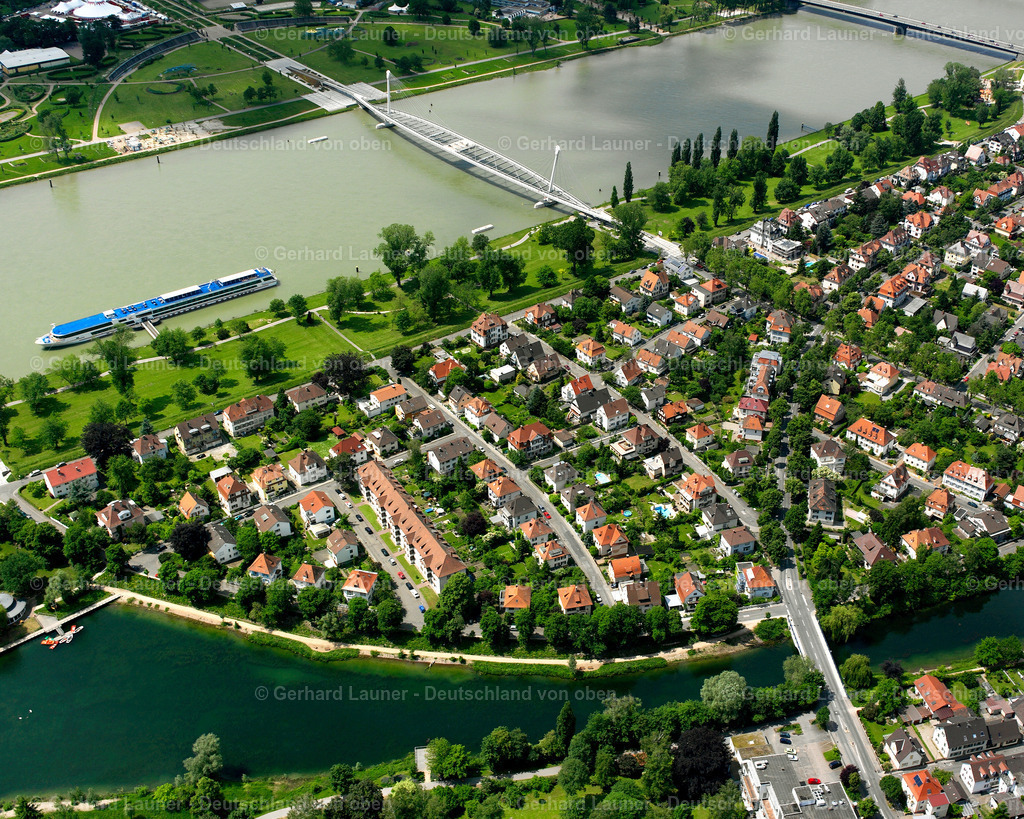 2626366 | Kehl  09.06.2006 Landwirtschaftliche Nutzflächen und Feldgrenzen  umsäumen das Siedlungsgebiet des Dorfes in Kronenhof im Bundesland Baden-Württemberg, Deutschland // Agricultural land and field boundaries surround the settlement area of the village  in Kronenhof in the state Baden-Wuerttemberg, Germany Foto: Gerhard Launer