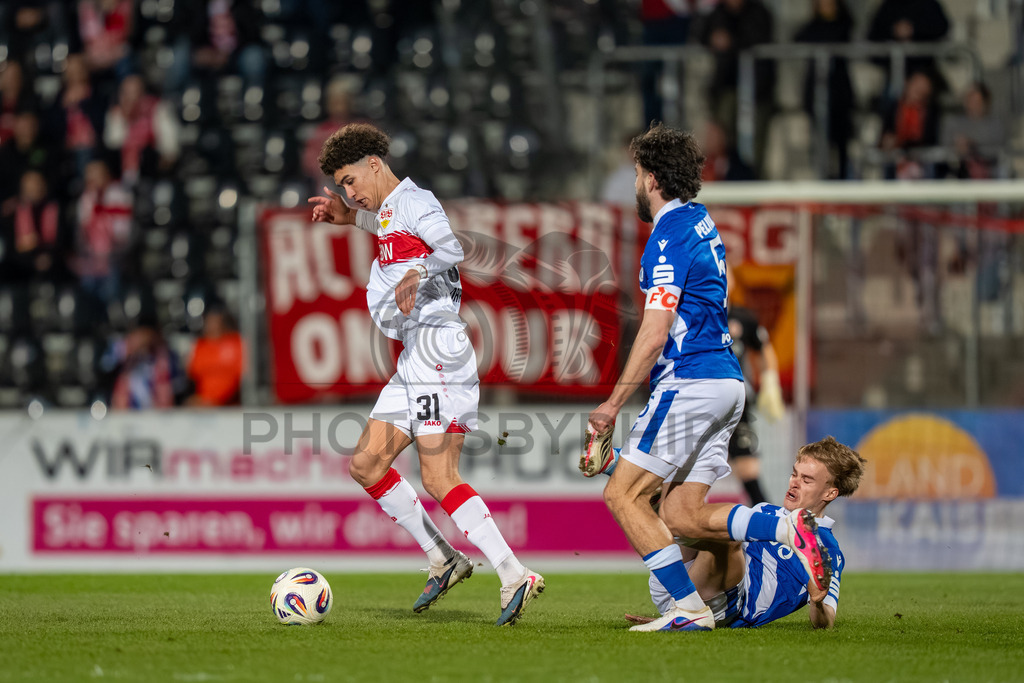 VfB Stuttgart II vs. FC Energie Cottbus, Fussball, 3.Liga, 27. Spieltag, Saison 2025/2026, 03.03.2026 | Noah Darvich (VfB Stuttgart II, #31) im Zweikampf mit Dominik Pelivan (FC Energie Cottbus, #05) und Lukas Michelbrink (FC Energie Cottbus, #08),VfB Stuttgart II vs. FC Energie Cottbus, Fussball, 3.Liga, 27. Spieltag, Saison 2025/2026, 03.03.2026Foto: photosbyphips/Philip Ziegler