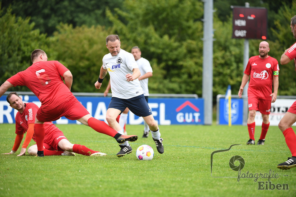 SV Brake Ü40-BW Bümmerstede (Ü40) | Kreispokal Finale Jade-Weser-Hunte Ü40; SV Brake Ü40 (rot)-BW Bümmerstede Ü40 (weiß) am 15.06.2025 in Rastede (Sportanlage Köttersweg), Photo: Philip Eiben 2025 - Realisiert mit Pictrs.com