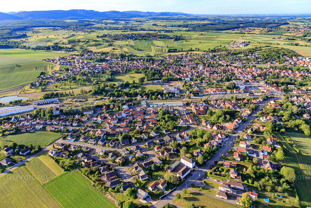 Vue aérienne: Vue de la ville depuis le sud à Soultz-sous-Forêts dans le département Bas Rhin, France – .Photo: IMG_100828.jpg prise le 08/06/2017 par Werner Riehm/FLY-FOTO.eu – Résolution de l'original: 5472 x 3648 px