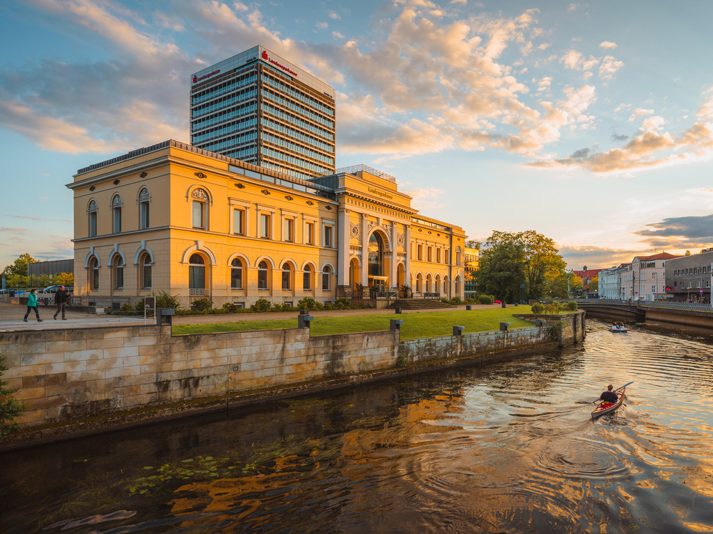 Alter Bahnhof | Entdecke exklusive Fotokunst aus Braunschweig: Bildband, Leinwände, Postkarten, Kalender, digitale Downloads & Bildlizenzen. Jetzt im offiziellen Beautiful Braunschweig Shop! - Realisiert mit Pictrs.com