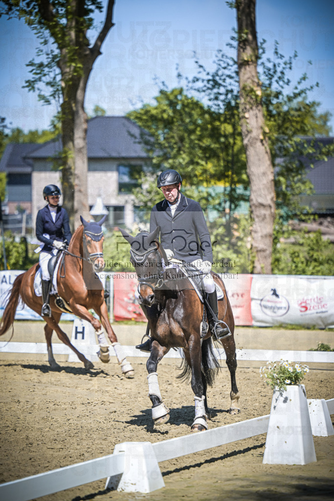 DOS_7875 | Entdecke hochwertige Reitturnierfotos von Foto Oger. Professionell, emotional und authentisch – jetzt Lieblingsmomente im Shop bestellen.Deutschlandweite Turnierfotografie. - Realisiert mit Pictrs.com
