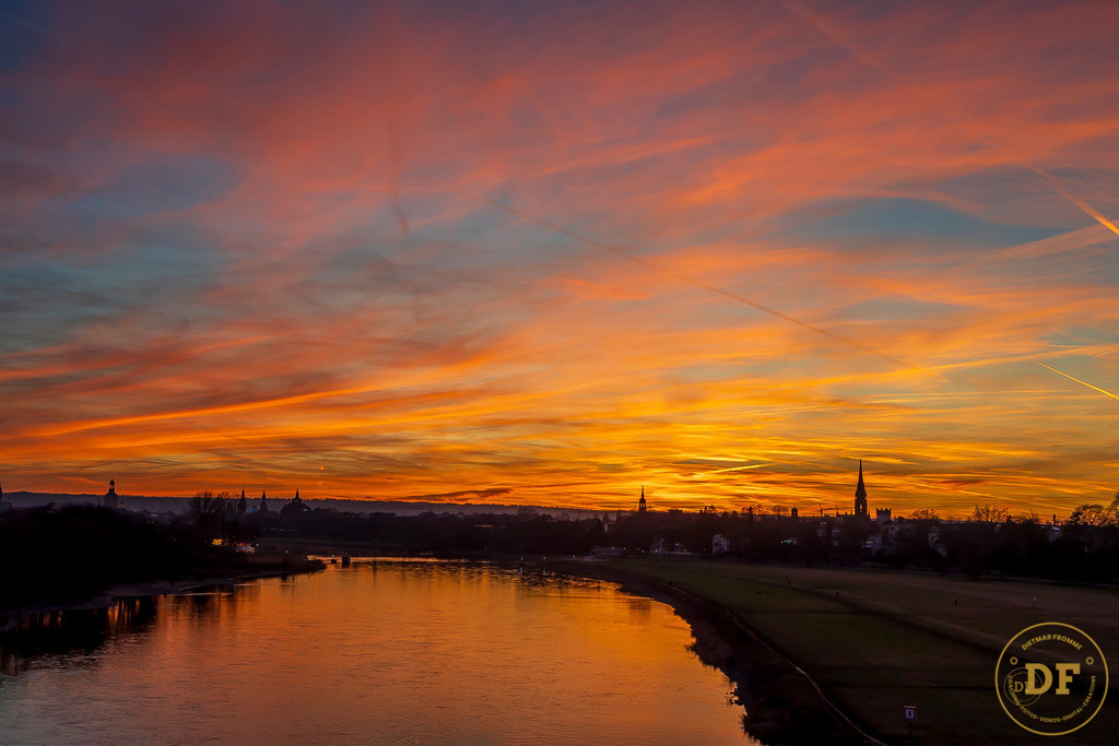 Sonnenuntergang über der Elbe | Geschenke, Wandbilder und Accessoires mit Motiven aus Dresden und anderen schönen Orten zur Verschönerung Deines zu Hauses und zum verschenken gewünscht? Wähle Deine Lieblingsbild auf dem Produkt Deiner Wahl. 