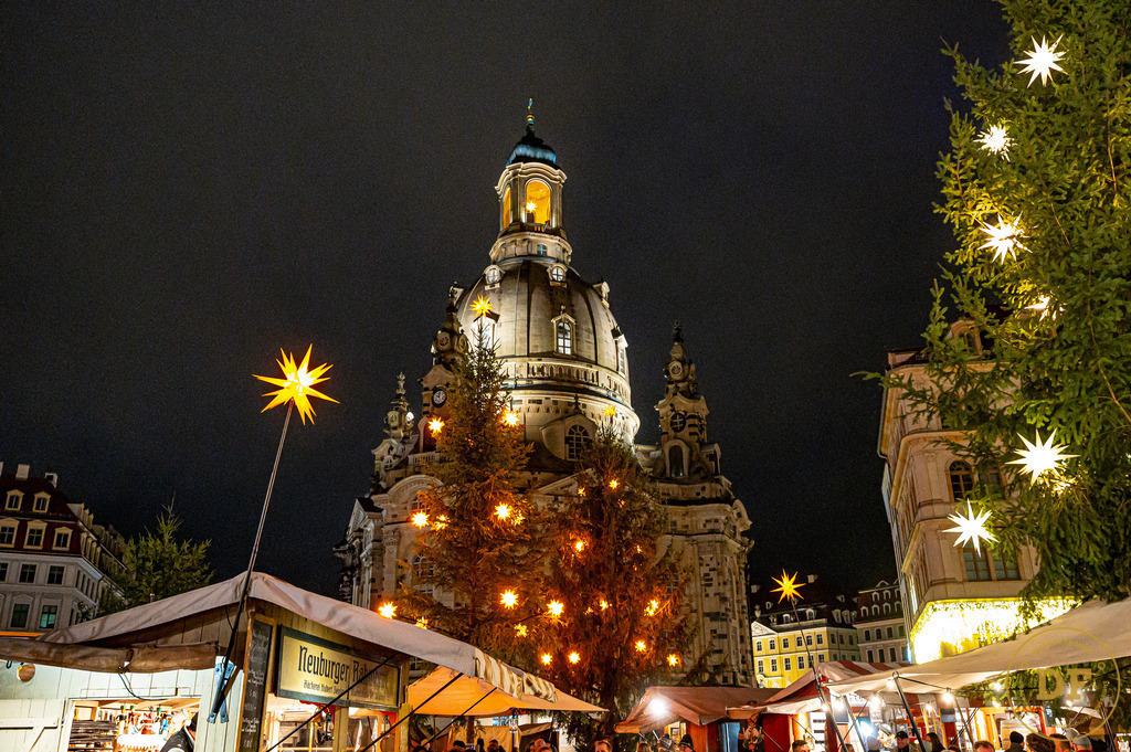 Weihnachtsmarkt an der Frauenkirche 4 | Geschenke, Wandbilder und Accessoires mit Motiven aus Dresden und anderen schönen Orten zur Verschönerung Deines zu Hauses und zum verschenken gewünscht? Wähle Deine Lieblingsbild auf dem Produkt Deiner Wahl. 