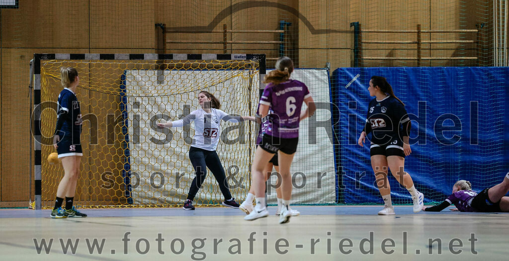 2024-02-03_095_SpVgg_Altenerding_gegen_SpVgg_Erdweg | Erding, Deutschland, 03.02.2024:
Handball, Bezirksoberliga Frauen Altbayern 2023 / 2024, 13. Spieltag, SpVgg Altenerding gegen SpVgg Erdweg, Endergebnis: 25:21

Christina Braun (SpVgg Erdweg, #22), Torfrau Eva Güthner (SpVgg Erdweg, #1), Marlene Mittermeier (SpVgg Altenerding, #6), Christina Märkl (SpVgg Erdweg, #15)

Foto: Christian Riedel / fotografie-riedel.net