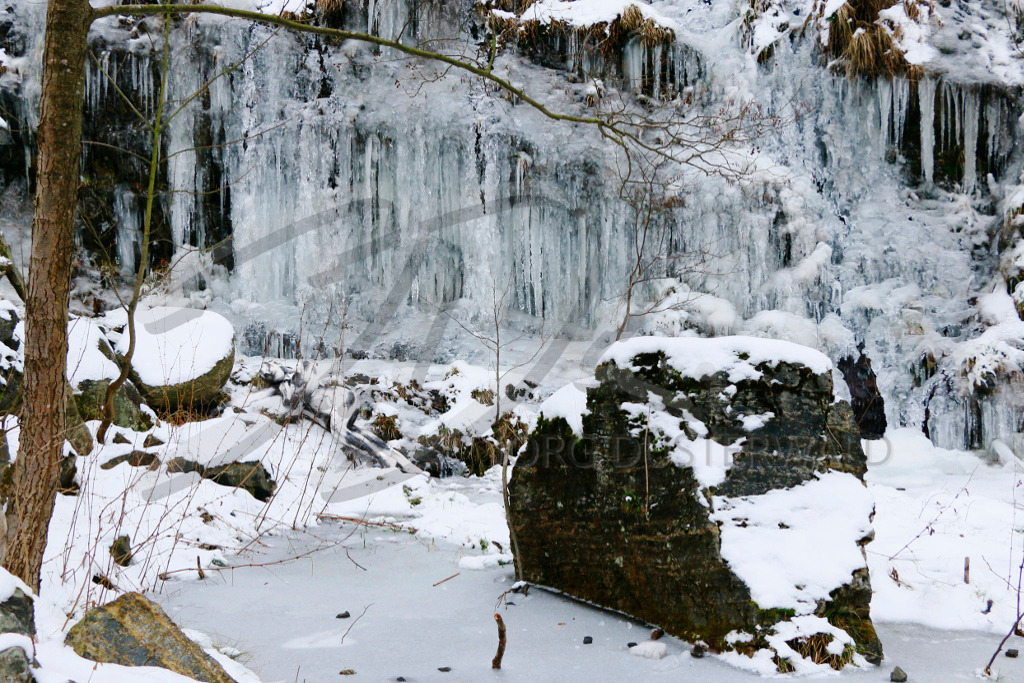 NatureArt-ICEFALL_4355 | Wasserfall in eisigem Stillstand | #001 | Modell: Nina | Foto: Anke Pallokat - Realisiert mit Pictrs.com
