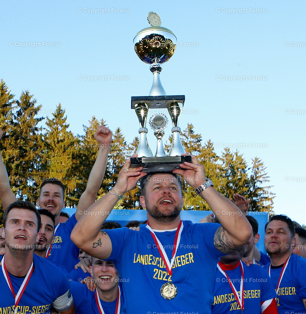 A_LUI-260522_38 | SPORT,FUSSBALL TRANSDANUBIA CUP FINALE 26.05.2022 ST.MARTIN/MK.-ASKOE OEDT IM BILD: TRAINER DOMINIK NIMMERVOLL (ST.MARTIN) MIT DEM POKAL FOTO:FOTOLUI/OOEFV