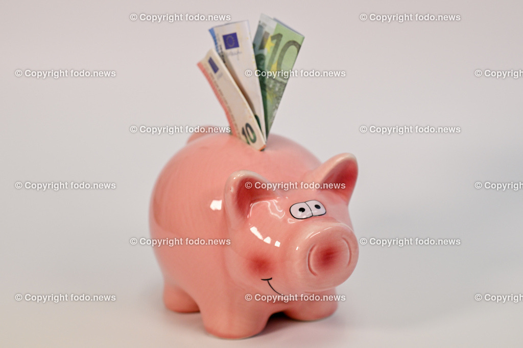 Sparschwein_ 21.12.2024-3 | 21.12.2024, Linz, AUT, Sparschwein, im Bild Themenbild, Sparschwein, Schwein, sparen, Geld, Euroscheine, Muenzen
