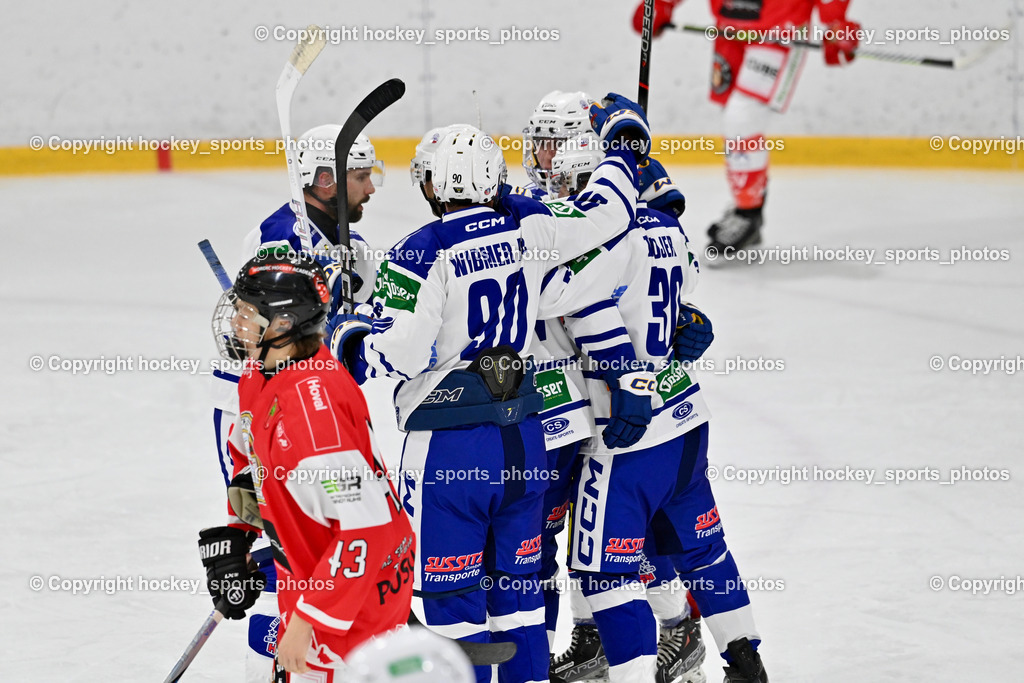 ESV Ferlach vs. UECR Eisbären Huben | Jubel UECR Huben Mannschaft, #90 Wibmer Fabian UECR EISBÄREN HUBEN, #30 Trojer Robert UECR EISBÄREN HUBEN, #43 Jurvelin Valtteri ESV Ferlach, ESV Ferlach vs. UECR Eisbären Huben, ESV Ferlach vs. UECR Eisbären Huben am 31.10.2025 in Ferlach (HTC Eishalle Ferlach), Austria, (Photo by Bernd Stefan)