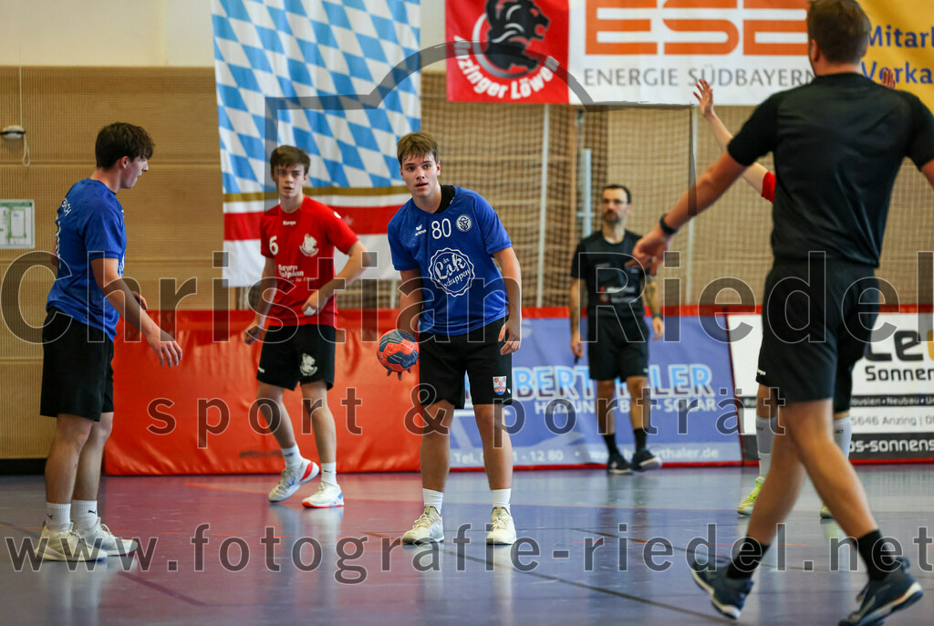 2022-12-17_070_SV_Anzing_gegen_TSV_Simbach | Anzing, Deutschland, 17.12.2022:
Handball, Bayernliga männliche A-Jugend 2022 / 2023, 9. Spieltag, SV Anzing gegen TSV Simbach, Endergebnis: 39:30

Julian Krackl (SV Anzing, #6), Kilian Oberlechner (TSV Simbach, #80)

Foto: Christian Riedel / fotografie-riedel.net