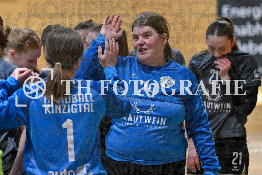 GER, SG Maulburg/Steinen - HB Kinzigtal, Frauen-Handball, Oberliga Suedbaden, 21. Spieltag, Saison 2024/2025, 06.04.2025 | Romy Scheerer (HB Kinzigtal, #01), Franziska Weiß (HB Kinzigtal, #29)GER, SG Maulburg/Steinen - HB Kinzigtal, Frauen-Handball, Oberliga Suedbaden, 21. Spieltag, Saison 2024/2025, 06.04.2025Foto: TH Fotografie/Thomas Hess