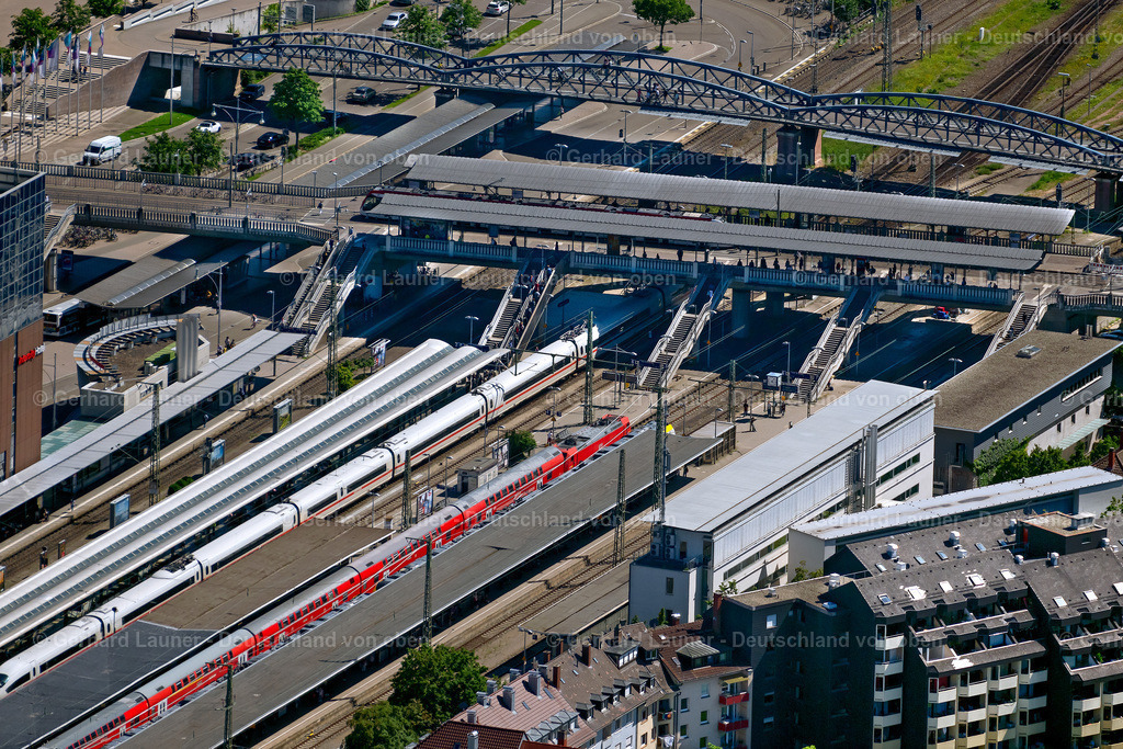 4033312 | FREIBURG IM BREISGAU 30.06.2020 Gebäude im Bereich des Hauptbahnhofes und Geschäftszentrum in Freiburg im Breisgau im Bundesland Baden-Württemberg, Deutschland. Weiterführende Informationen bei: DB Station &amp; Service AG. // Track progress and building of the main station of the railway in Freiburg im Breisgau in the state Baden-Wurttemberg, Germany. Further information at: DB Station &amp; Service AG. Foto: Gerhard Launer