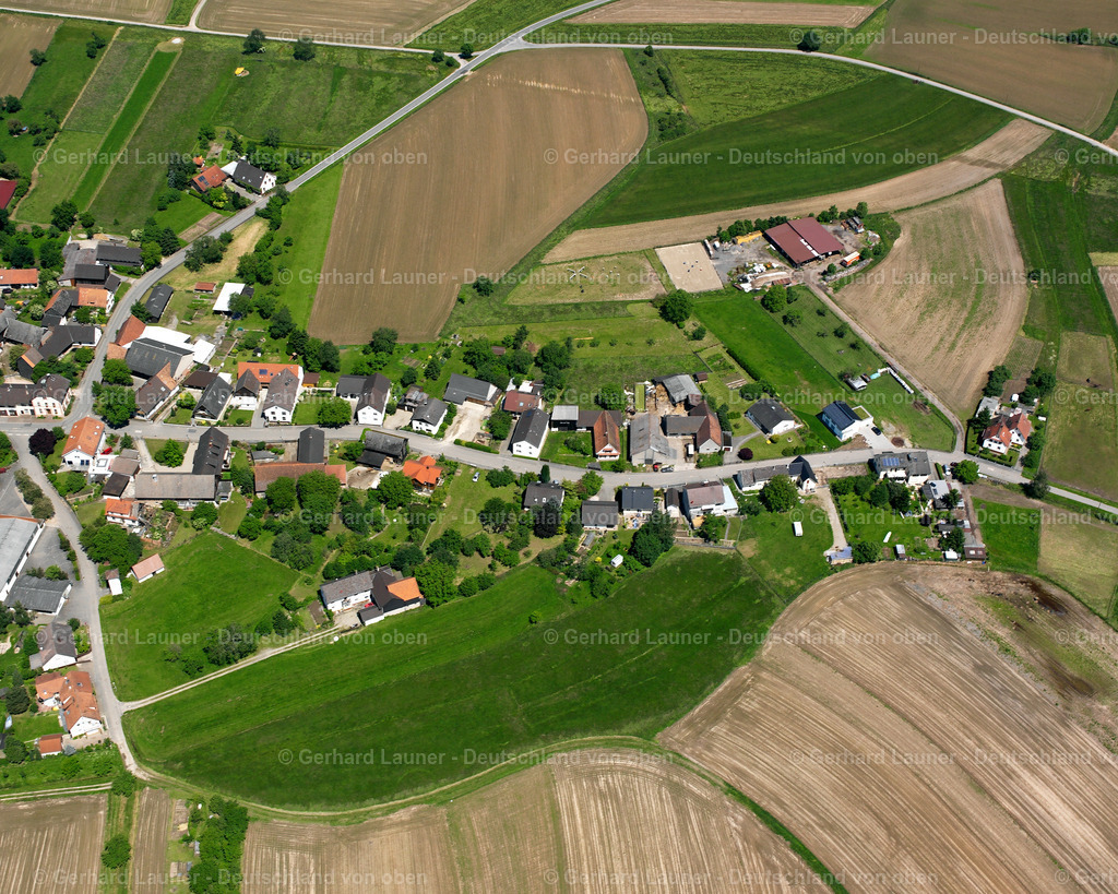 2626160 | ZIEROLSHOFEN 09.06.2006 Landwirtschaftliche Nutzflächen und Feldgrenzen  umsäumen das Siedlungsgebiet des Dorfes in Zierolshofen im Bundesland Baden-Württemberg, Deutschland // Agricultural land and field boundaries surround the settlement area of the village  in Zierolshofen in the state Baden-Wuerttemberg, Germany Foto: Gerhard Launer