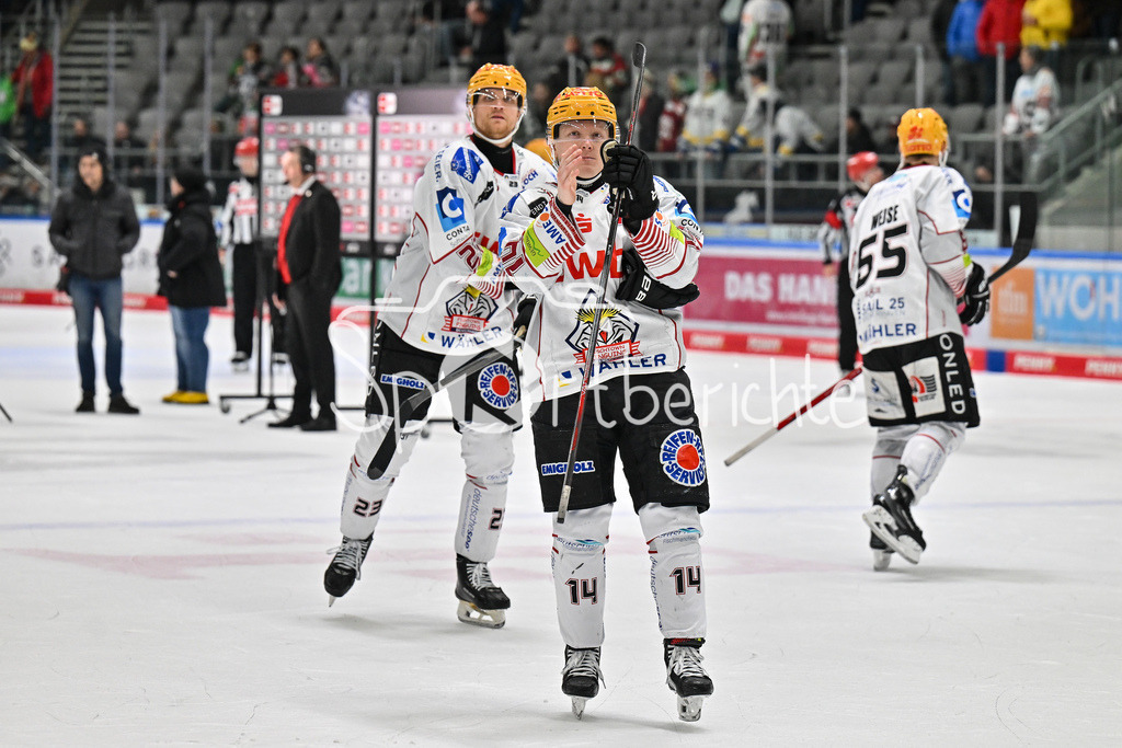 Augsburger Panther - Fischtown Pinguins | Die Spieler aus Bremerhaven bedanken sich bei den mitgereisten Fans / DEL: Augsburger Panther - Fischtown Pinguins, Curt Frenzel Stadion am 08.01.2025 / Ross MAUERMANN (Fischtown Pinguins 14)