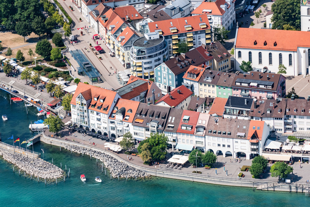 dr__0016255.jpg | FRIEDRICHSHAFEN 03.08.2018 Uferbereiche und Uferpromenade am Seegebiet des Bodensee in Friedrichshafen im Bundesland Baden-Württemberg, Deutschland. // Riparian areas on the lake area of Lake Constance in Friedrichshafen in the state Baden-Wurttemberg, Germany. Foto: Daniel Reiter
