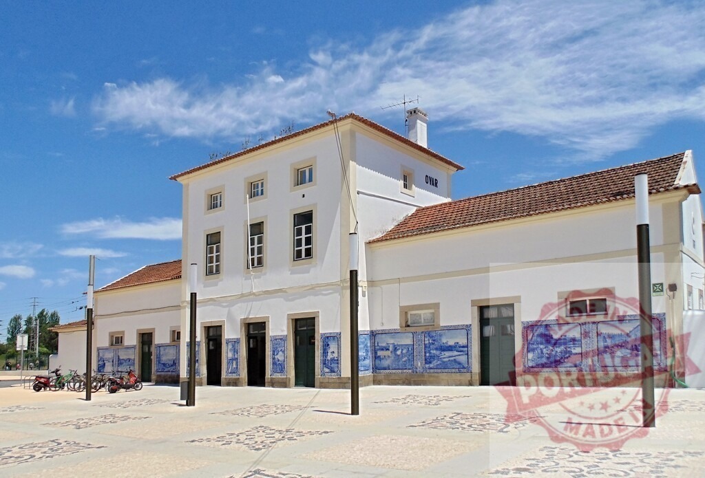 Ovar railway station Portugal facade blue azulejo tiles. Aveiro - Portugal | Ovar railway station architecture with traditional Portuguese blue azulejo tiles - Realisiert mit Pictrs.com