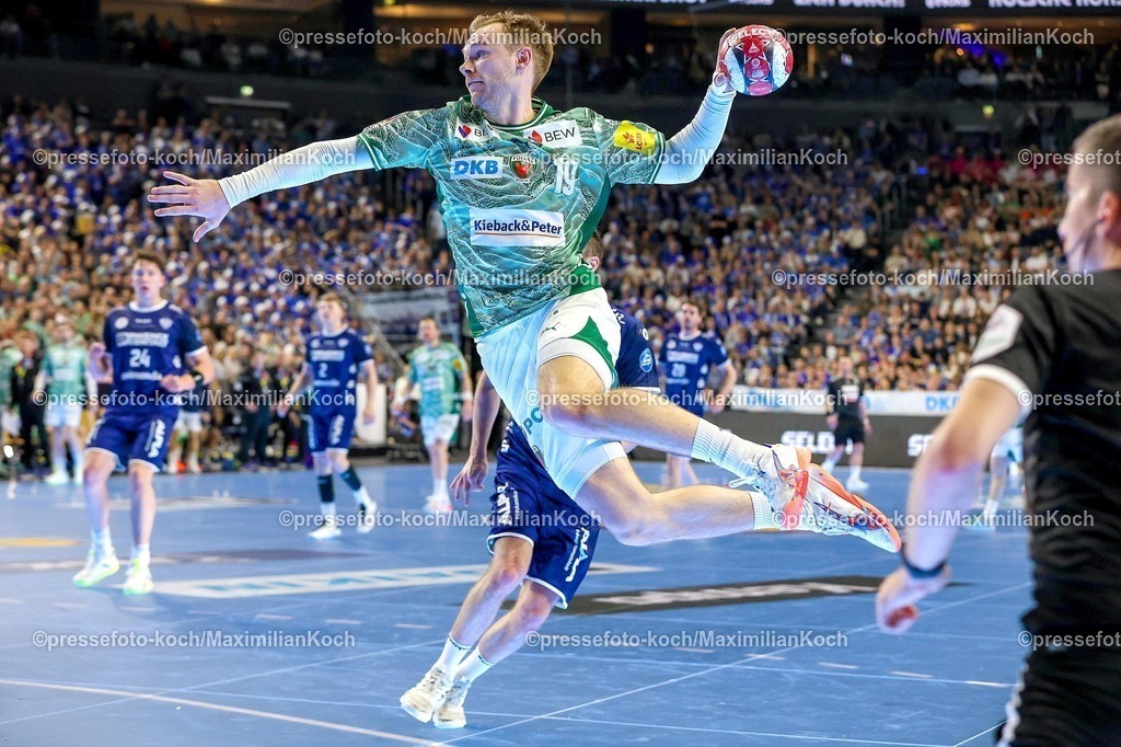 xSSCx18042601026 | 18.04.2026, xsscx, Handball, DHB-Pokal Lidl Final4, TBV Lemgo-Lippe - Füchse Berlin, Saison 2025 / 2026 Herren, Lanxess Arena: Mathias Gidsel (Füchse Berlin #19) beim Wurf Photo: xSandraxScherningxPressefotoKochx