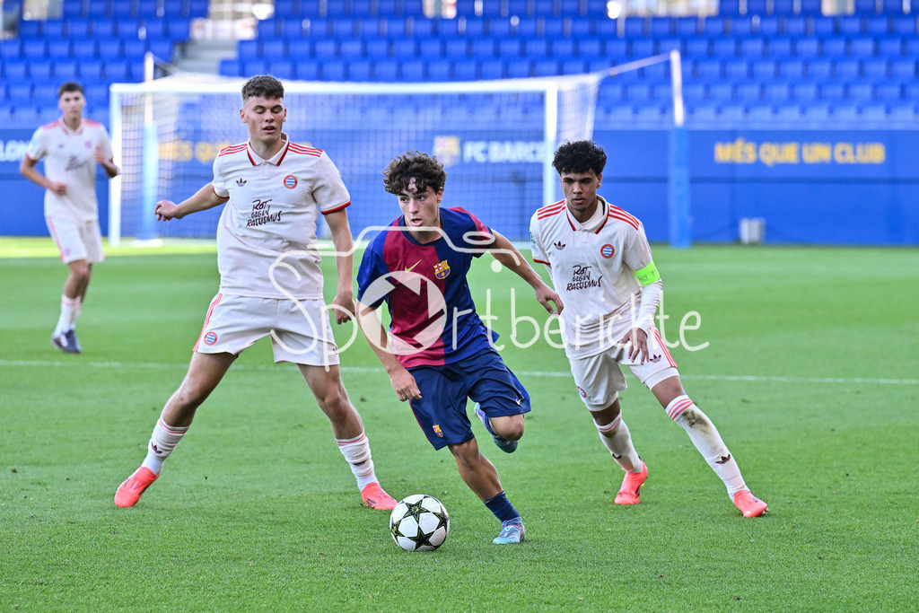 FC Barcelona U19 - FC Bayern München U19 | im Duell Louis RICHTER (FCB #8), Jan VIRGILI (FC Barcelona U19 #7) und Adam AZNOU (FCB #3) / UEFA Youth League: FC Barcelona U19 - FC Bayern München U19, Estadi Johan Cruyff am am 23.10.2024