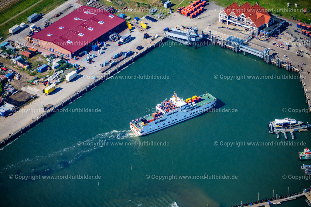 Juist_Hafen_Frisia_Vi_ELS_6008050924 | JUIST 05.09.2024 Hafenanlagen der Nordseeinsel Juist mit der Fähre "Frisia VI" im Bundesland Niedersachsen. Weiterführende Informationen bei: Inselgemeinde und Kurverwaltung Juist. // Port facilities on the North Sea island of Juist with the ferry "Frisia VI" in the state of Lower Saxony. Further information at: Inselgemeinde und Kurverwaltung Juist. Foto: Martin Elsen