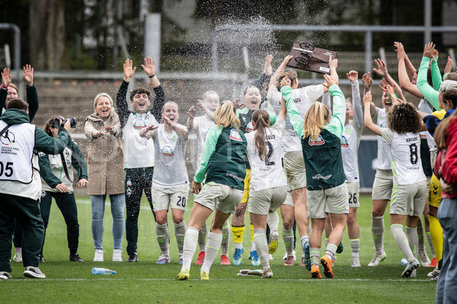 Frauen Fußball-Bundesliga; Bayer 04 Leverkusen - Werder Bremen, 17.05.2026 | LEVERKUSEN, 17.05.2026 - Werder Bremen feiert Larissa Muehlhaus (Werder Bremen, 7) mit der Torjägerkanone während der Begegnung Bayer 04 Leverkusen - Werder Bremen an Spieltag 26 der Google Pixel Frauen-Bundesliga am 17.05.2026 im Ulrich-Haberland-Stadion in Leverkusen (Nordrhein-Westfalen). DFL REGULATIONS PROHIBIT ANY USE OF PHOTOGRAPHS AS IMAGE SEQUENCES AND/OR QUASI-VIDEO.