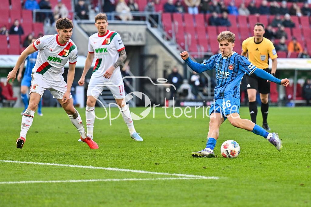 FC Augsburg - 1. FC Heidenheim | AUGSBURG, GERMANY - 15. FEBRUARY: im Duell Mert KOEMUER (KÖMÜR, KOMUR, FC Augsburg 36) und Hennes BEHRENS (1. FC Heidenheim 26) während dem Bundesligamatch zwischen dem FC Augsburg und dem 1. FC Heidenheim am 22. Spieltag in der WWK-Arena / DFL REGULATIONS PROHIBIT ANY USE OF PHOTOGRAPHS AS IMAGE SEQUENCES AND/OR QUASI-VIDEO