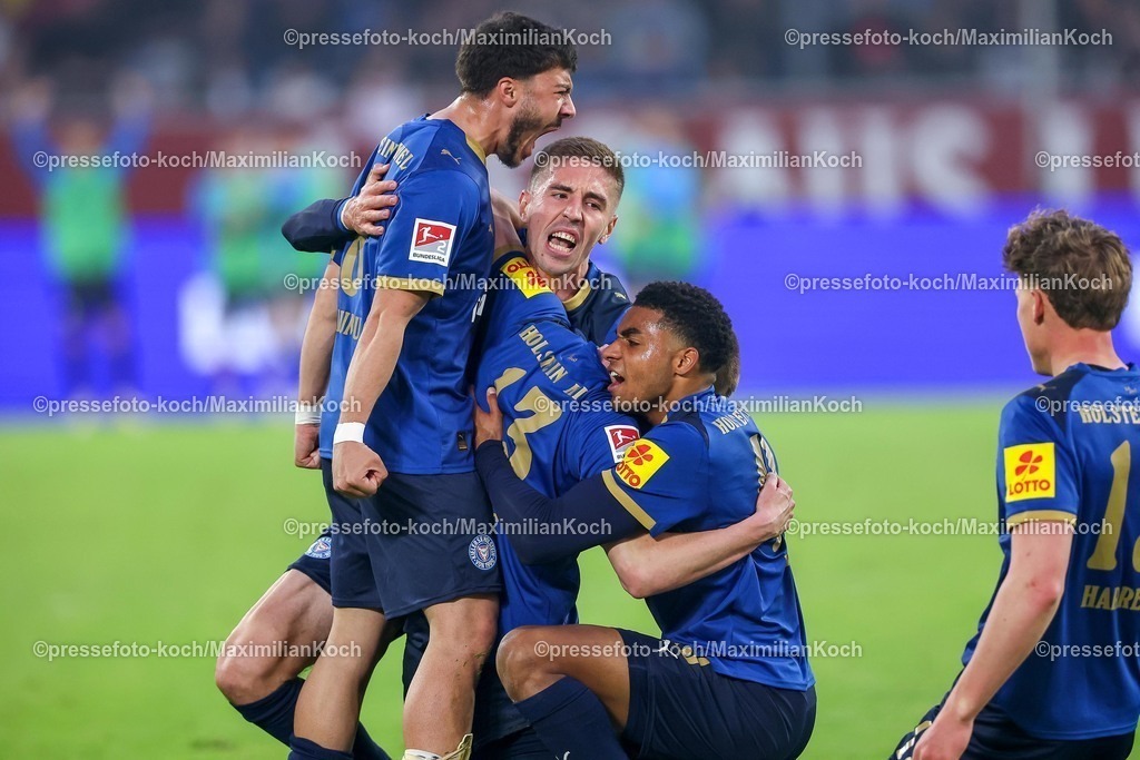 F9510042601101 | 10.04.2026, Fußball, Fortuna Düsseldorf - Holstein Kiel, 2. Fußball Bundesliga, Herren, Merkur Spiel-Arena, 29. Spieltag, Saison 2025 2026: Torjubel nach dem Tor zum 2:1 durch Torschütze Ivan Nekic&nbsp; (Holstein Kiel #13)  zusammen mit   DFB regulations prohibit any use of photographs as image sequences and or quasi-video.