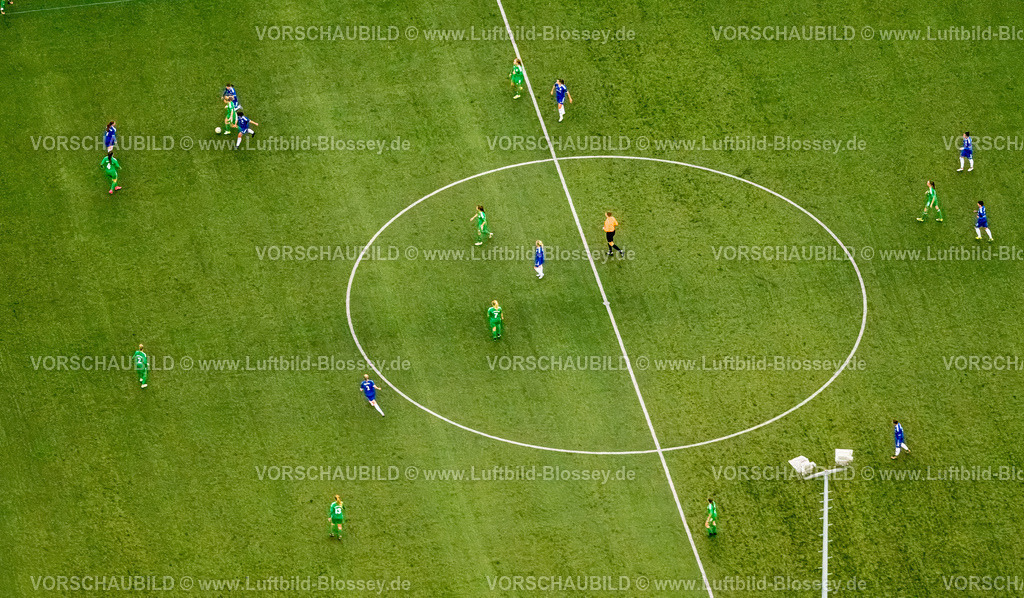 Gelsenkirchen231103074 | Luftbild, Frauenfußball Fußballspielerinnen auf dem Feld am Mittelkreis der Kampfbahn Glückauf, Fußballstadion des DJK Teutonia Schalke-Nord 1921 e.V., ehemalige Heimspielstätte des FC Schalke 04, Schalke-Nord, Gelsenkirchen, Ruhrgebiet, Nordrhein-Westfalen, Deutschland