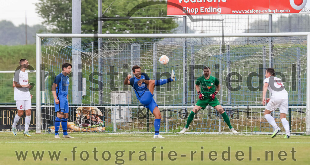 2023-06-30_033_FC_Langengeisling_gegen_VfB_Forstinning | Erding, Deutschland, 30.06.2023:
Fußball, Bezirksliga Oberbayern Ost 2023 / 2024, Testspiel, FC Langengeisling gegen VfB Forstinning, Endergebnis: 3:0

Ante Basic (VfB Forstinning, #6), Maximilian Maier (FC Langengeisling, #10), Kilian Stenzel (FC Langengeisling, #32), Torwart Marko Susac (VfB Forstinning, #1), Mathias Hirt (VfB Forstinning, #4)

Foto: Christian Riedel / fotografie-riedel.net