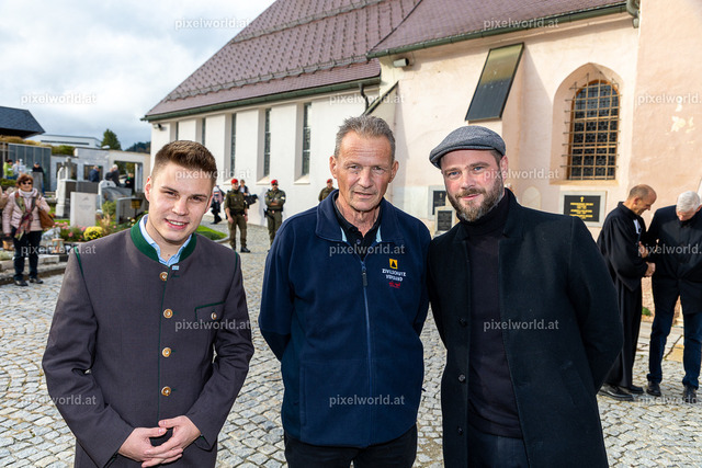 Kranzniederlegung am Karner bei der Stadtpfarrkirche "Maria in Dorn" | Bildershop von pixelworld.at - Realisiert mit Pictrs.com