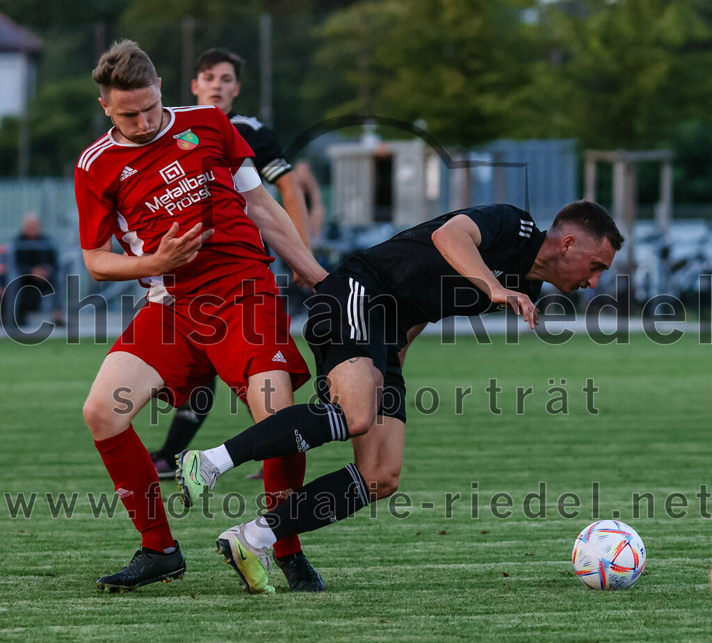 2023-07-20_036_FC_Finsing_gegen_TSV_Wartenberg | Finsing, Deutschland, 20.07.2023:
Fußball, Kreisliga 2023 / 2024, Testspiel, FC Finsing gegen TSV Wartenberg, Endergebnis: 1:0

Maximilian Kronseder (TSV Wartenberg, #6), Kilian Schmitt (FC Finsing, #8)

Foto: Christian Riedel / fotografie-riedel.net