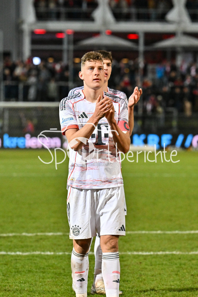 FC Würzburger Kickers - FC Bayern Amateure | wÜRZBURG, DEUTSCHLAND - 10. APRIL: die Spieler der Amateure bedanken sich bei den Fans nach dem Match zwischen dem FC Würzburger Kickers und den Amateuren des FC Bayern München am 28. Spieltag der Regionalliga Bayern in der AKON Arena  / David HEINDL (FC Bayern München II 4)